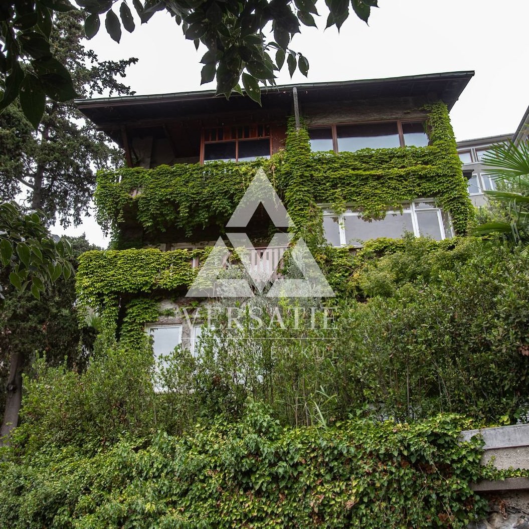 Bebek’te Boğaz manzaralı, 440 m² net kullanım alanına sahip, 150 m² açık alanlı, 6+3 kiralık özel villa