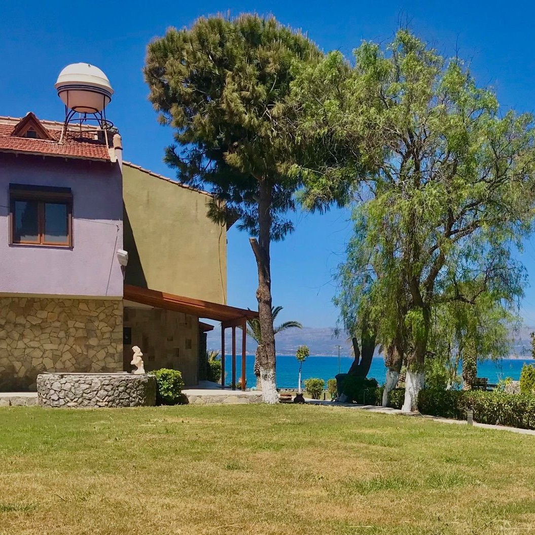 İzmir'in incisi Çeşme'de, eşsiz Ege Denizi ve Sakız Adası manzarasına hakim, özel yapım, satılık, lüks malikane.