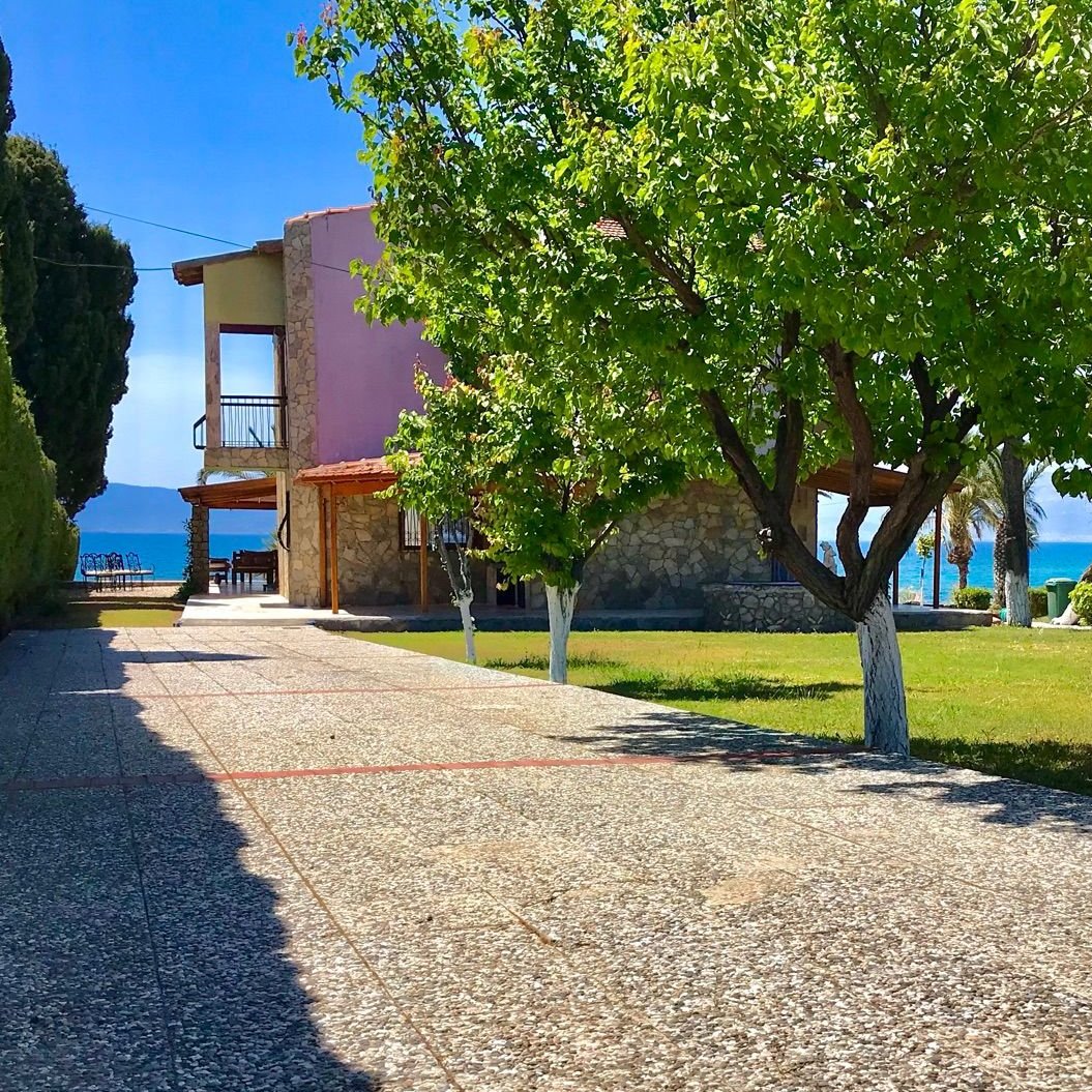 İzmir'in incisi Çeşme'de, eşsiz Ege Denizi ve Sakız Adası manzarasına hakim, özel yapım, satılık, lüks malikane.