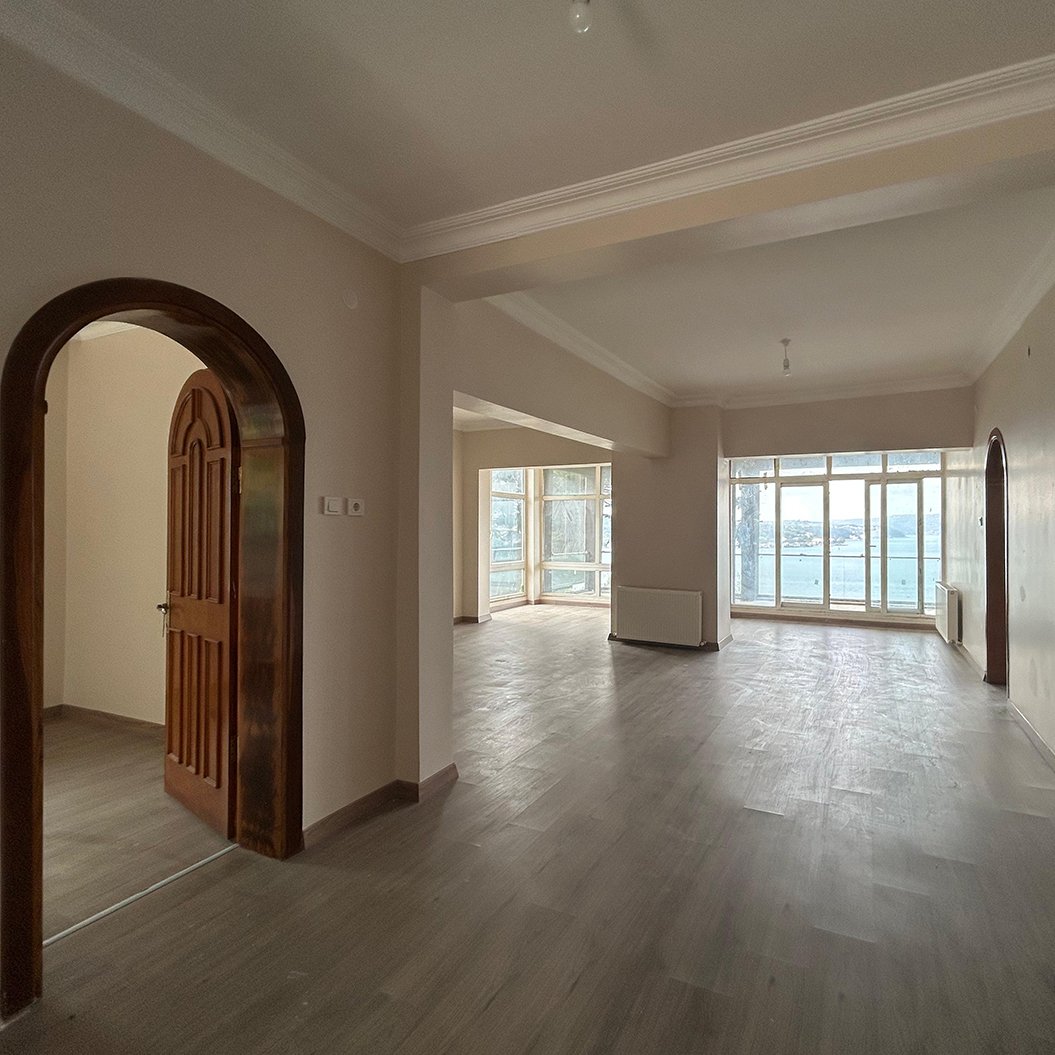 Çubuklu’nun huzurlu atmosferinde, boğazın büyüleyici manzarasına karşı konumlanmış 400 m² kullanım alanına sahip kiralık iş yeri.