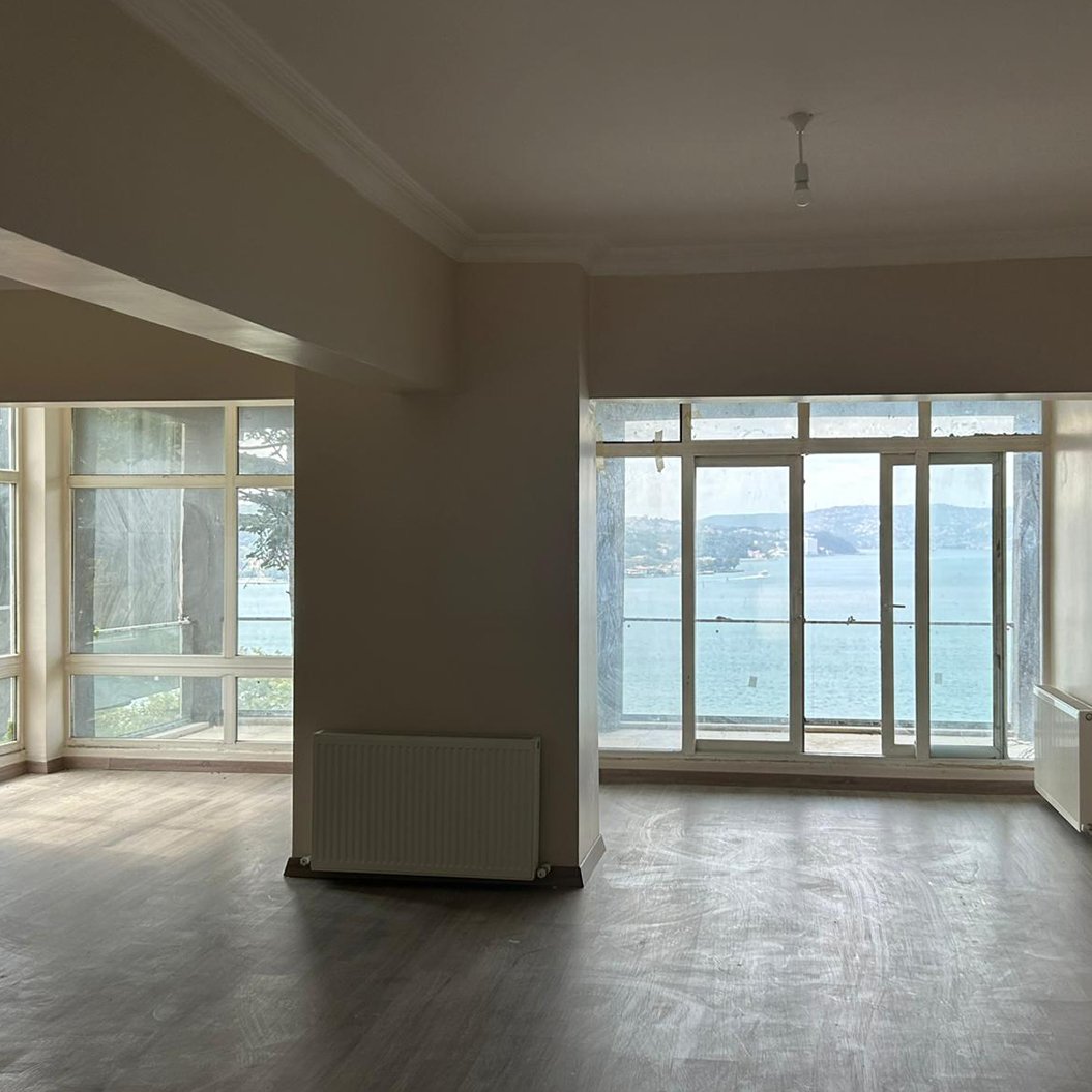 Çubuklu’nun huzurlu atmosferinde, boğazın büyüleyici manzarasına karşı konumlanmış 400 m² kullanım alanına sahip kiralık iş yeri.