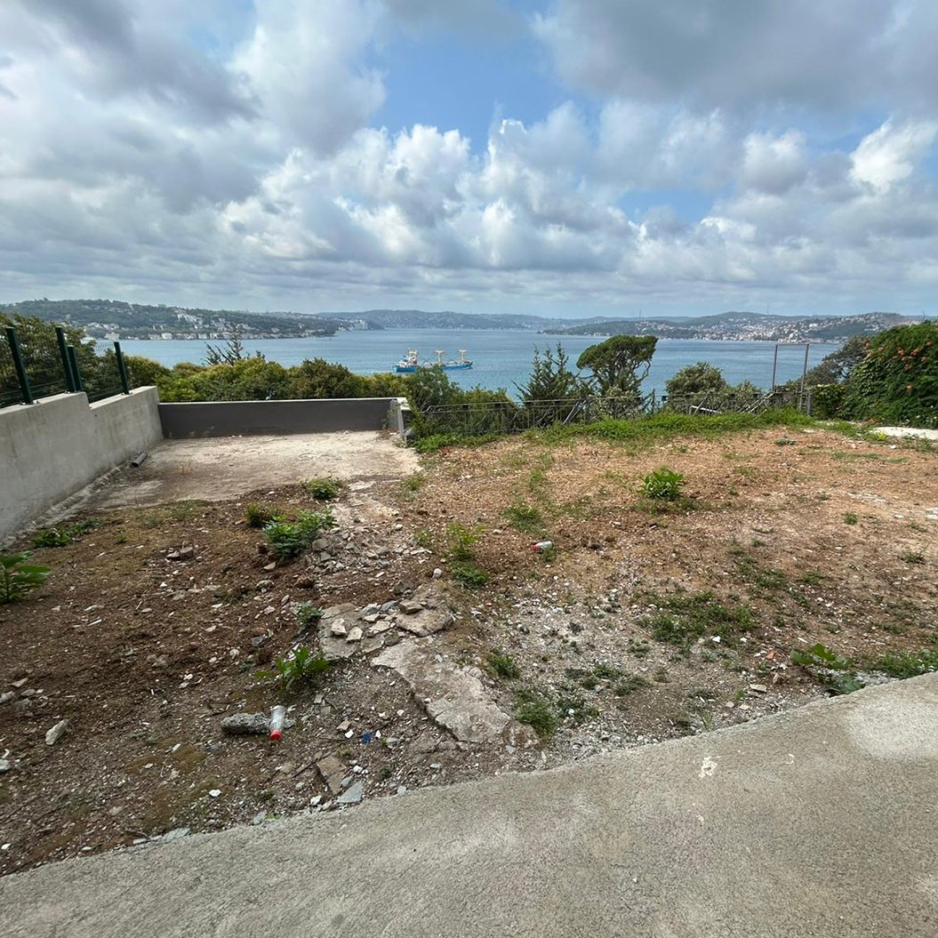 Çubuklu’nun huzurlu atmosferinde, boğazın büyüleyici manzarasına karşı konumlanmış 400 m² kullanım alanına sahip kiralık iş yeri.