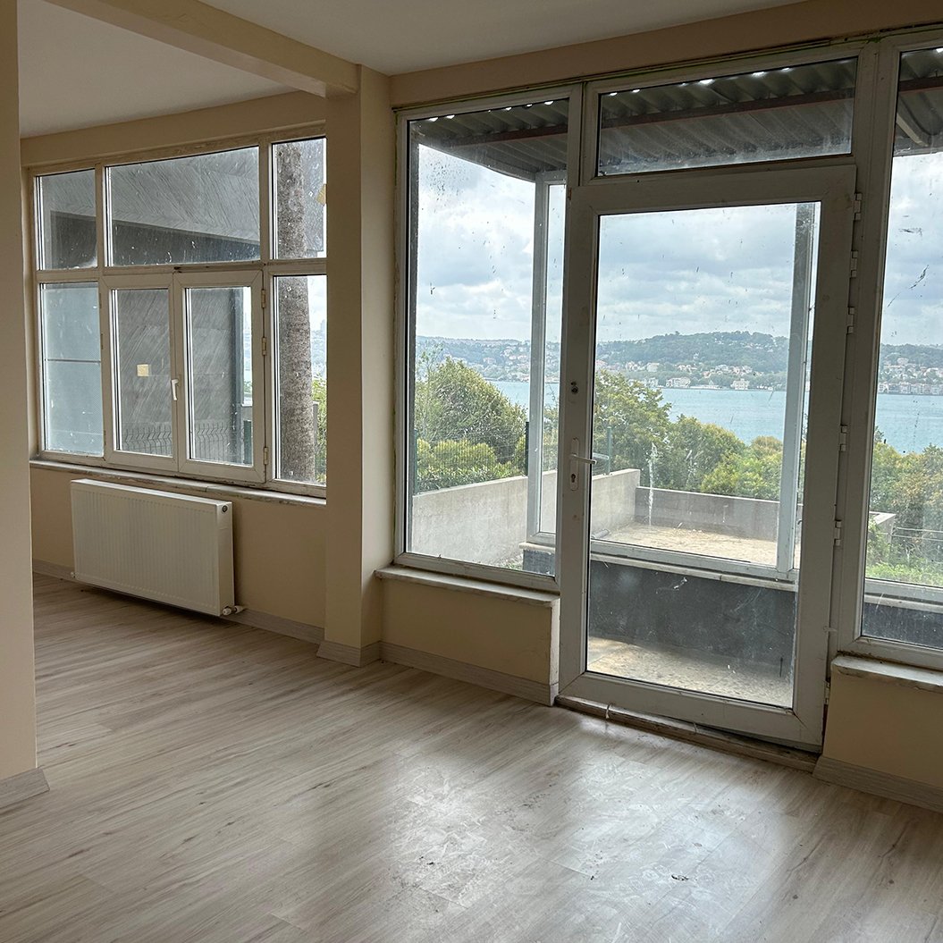 Çubuklu’nun huzurlu atmosferinde, boğazın büyüleyici manzarasına karşı konumlanmış 400 m² kullanım alanına sahip kiralık iş yeri.
