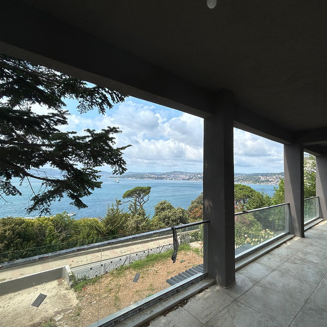 Çubuklu’nun huzurlu atmosferinde, boğazın büyüleyici manzarasına karşı konumlanmış 400 m² kullanım alanına sahip kiralık iş yeri.