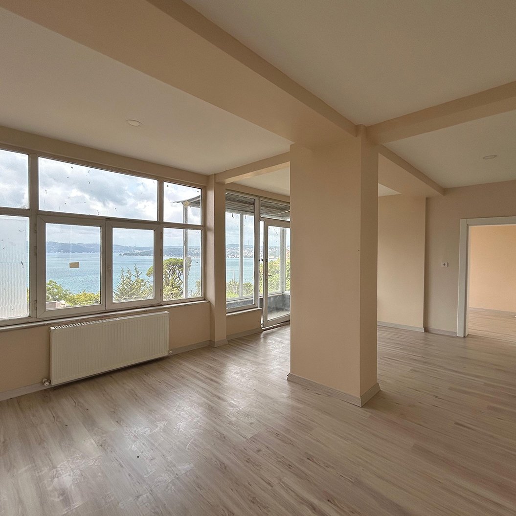 Çubuklu’nun huzurlu atmosferinde, boğazın büyüleyici manzarasına karşı konumlanmış 400 m² kullanım alanına sahip kiralık iş yeri.