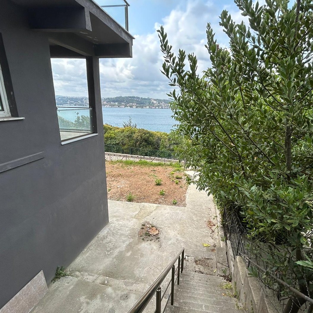 Çubuklu’nun huzurlu atmosferinde, boğazın büyüleyici manzarasına karşı konumlanmış 400 m² kullanım alanına sahip kiralık iş yeri.