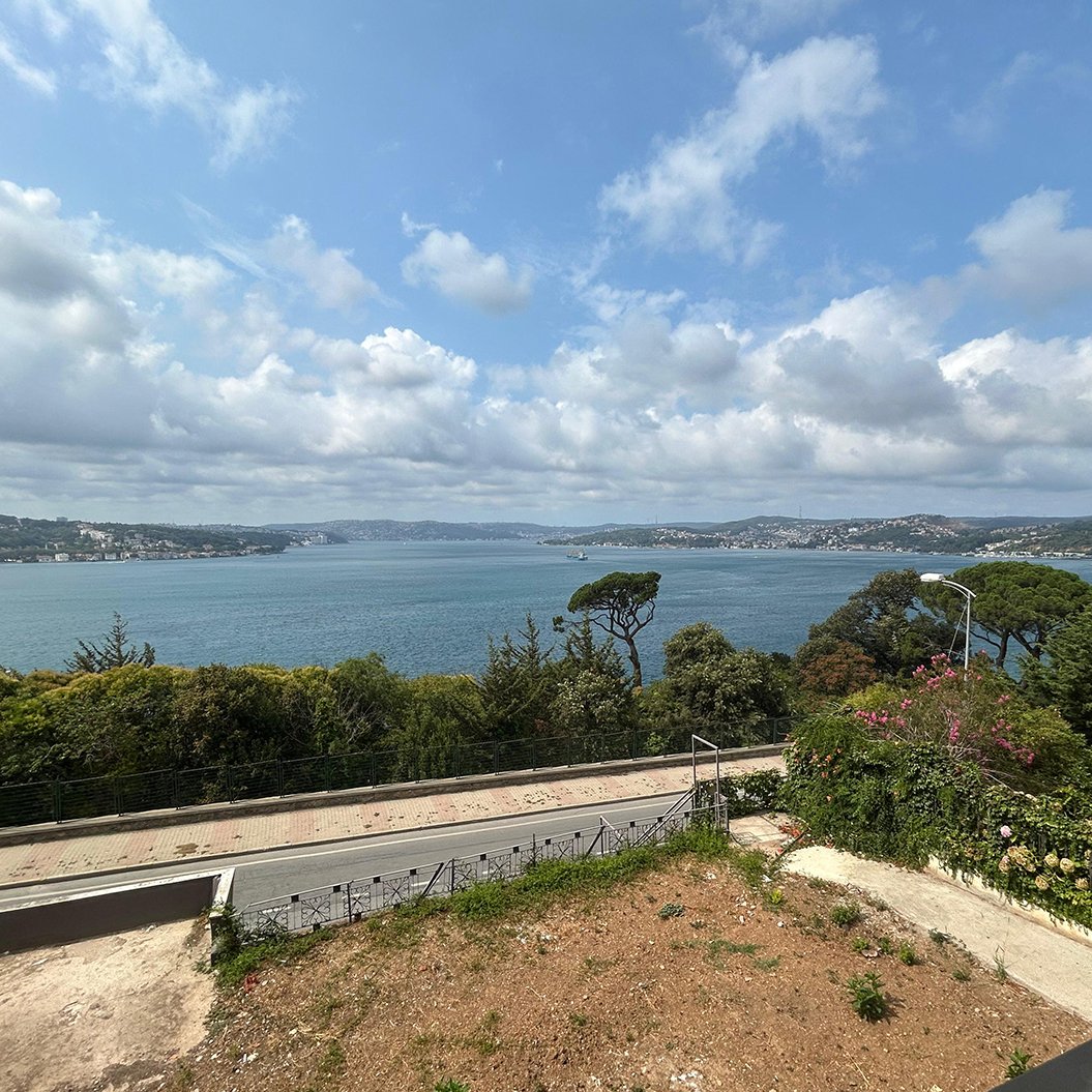 Çubuklu’nun huzurlu atmosferinde, boğazın büyüleyici manzarasına karşı konumlanmış 400 m² kullanım alanına sahip kiralık iş yeri.