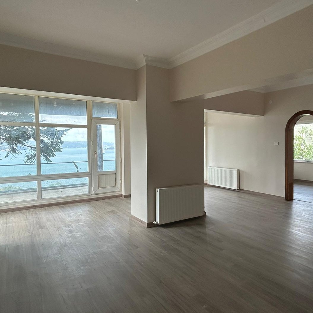 Çubuklu’nun huzurlu atmosferinde, boğazın büyüleyici manzarasına karşı konumlanmış 400 m² kullanım alanına sahip kiralık iş yeri.