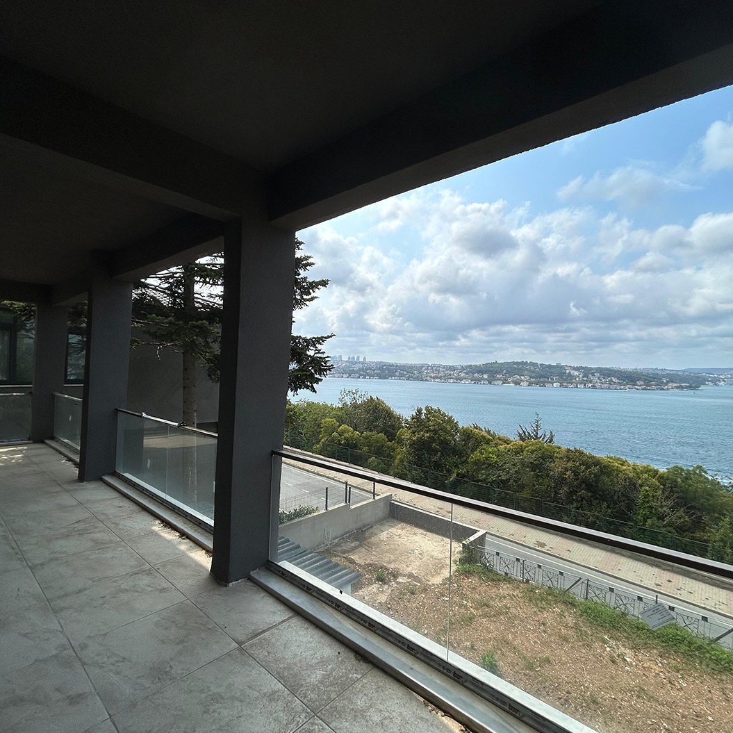 Çubuklu’nun huzurlu atmosferinde, boğazın büyüleyici manzarasına karşı konumlanmış 400 m² kullanım alanına sahip kiralık iş yeri.