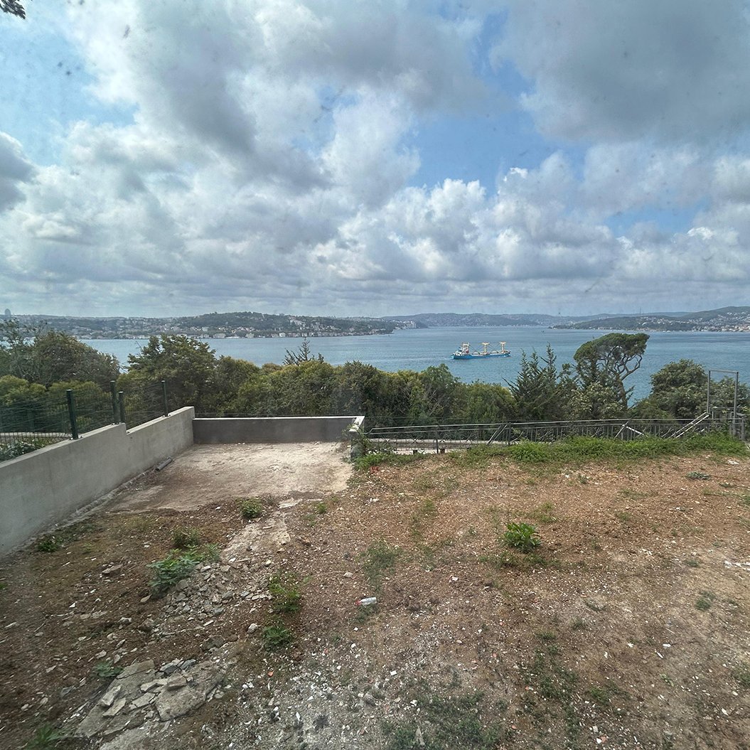 Çubuklu’nun huzurlu atmosferinde, boğazın büyüleyici manzarasına karşı konumlanmış 400 m² kullanım alanına sahip kiralık iş yeri.