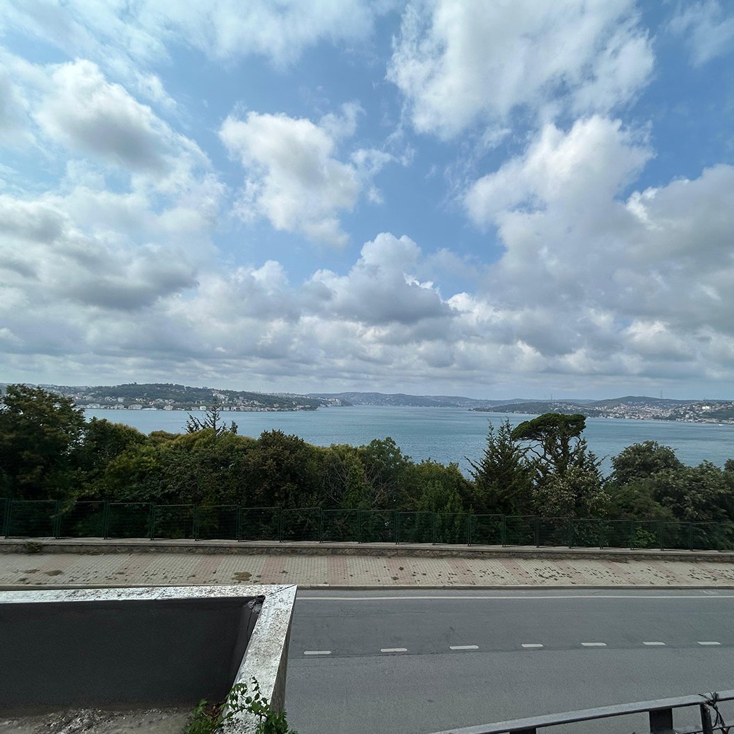 Çubuklu’nun huzurlu atmosferinde, boğazın büyüleyici manzarasına karşı konumlanmış 400 m² kullanım alanına sahip kiralık iş yeri.