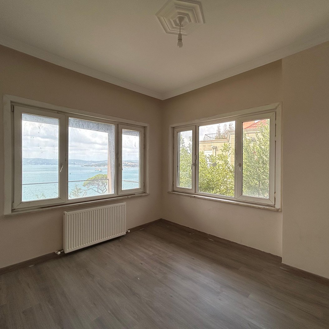 Çubuklu’nun huzurlu atmosferinde, boğazın büyüleyici manzarasına karşı konumlanmış 400 m² kullanım alanına sahip kiralık iş yeri.