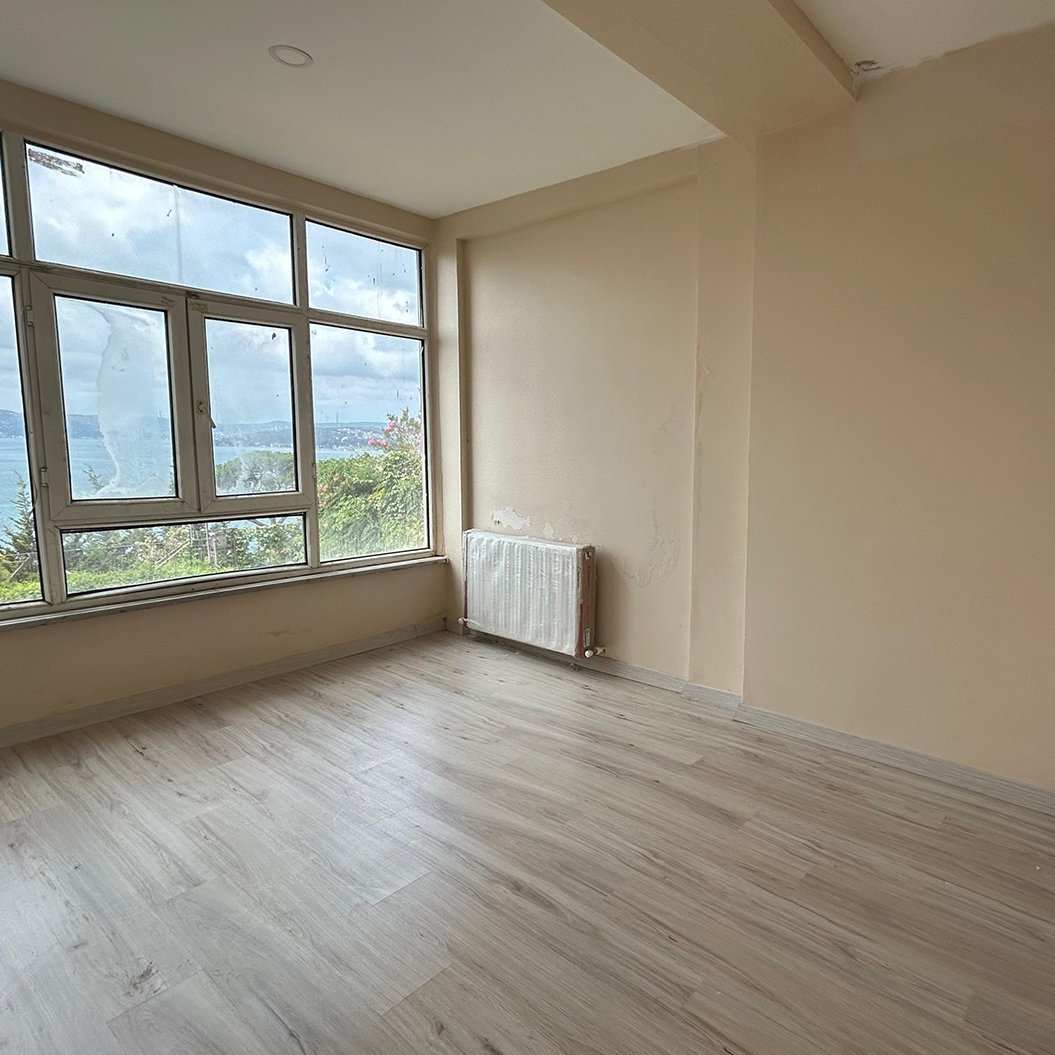 Çubuklu’nun huzurlu atmosferinde, boğazın büyüleyici manzarasına karşı konumlanmış 400 m² kullanım alanına sahip kiralık iş yeri.