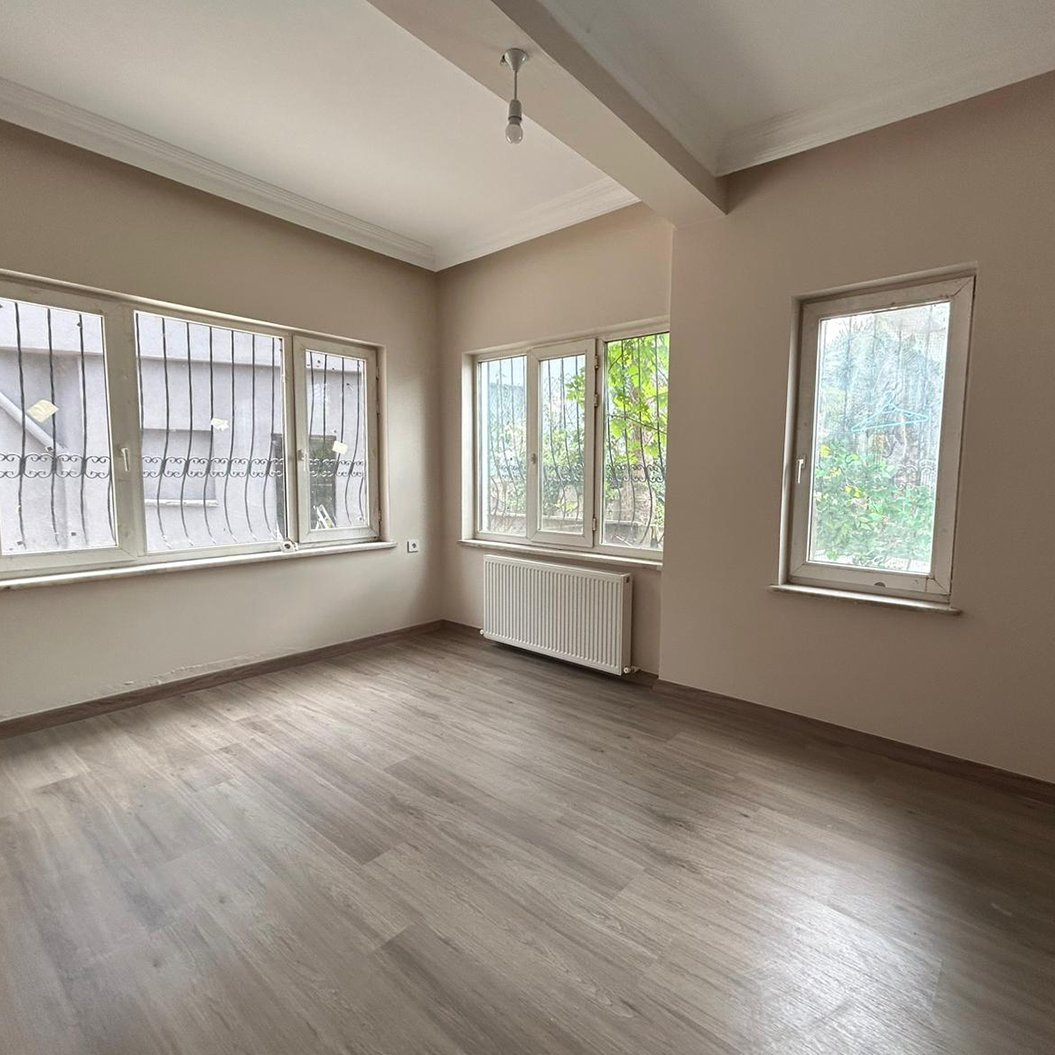 Çubuklu’nun huzurlu atmosferinde, boğazın büyüleyici manzarasına karşı konumlanmış 400 m² kullanım alanına sahip kiralık iş yeri.