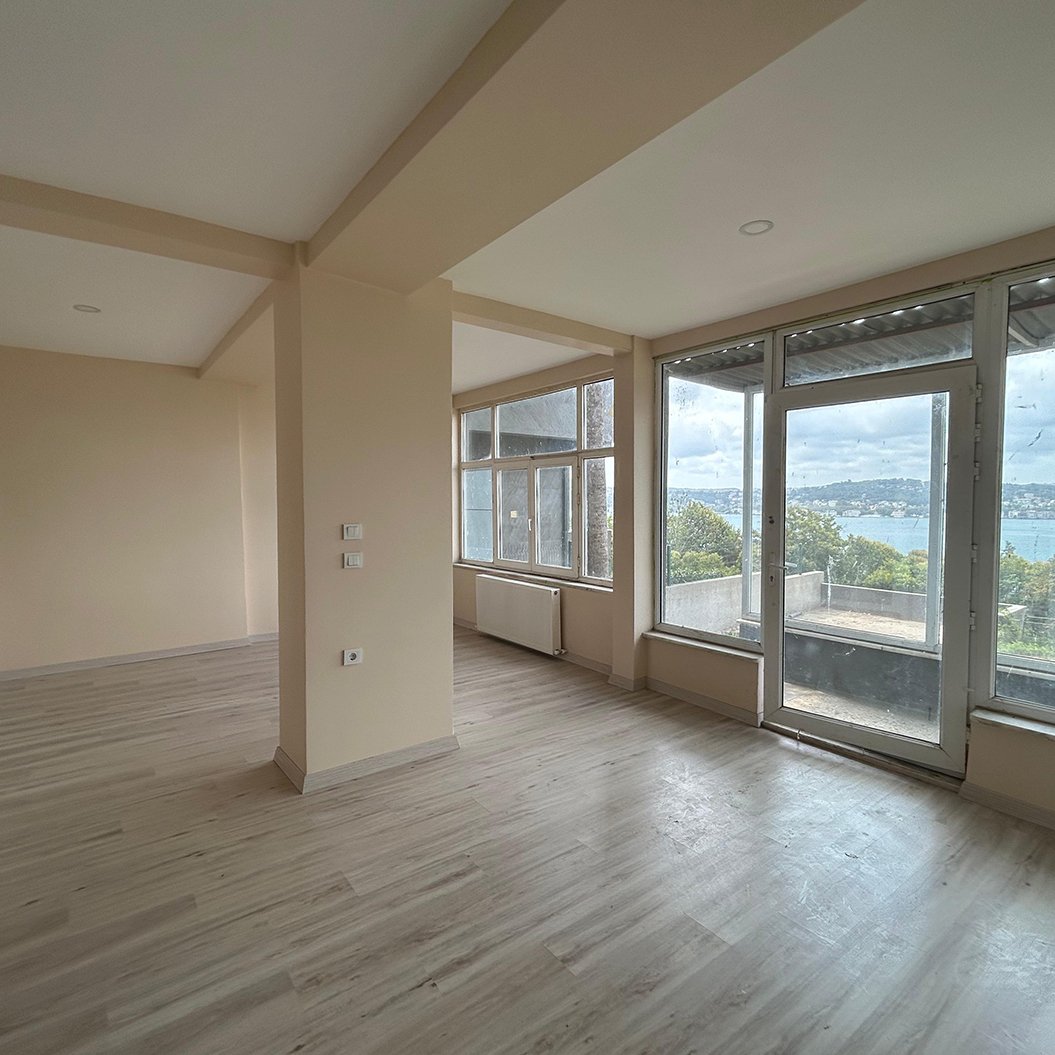 Çubuklu’nun huzurlu atmosferinde, boğazın büyüleyici manzarasına karşı konumlanmış 400 m² kullanım alanına sahip kiralık iş yeri.