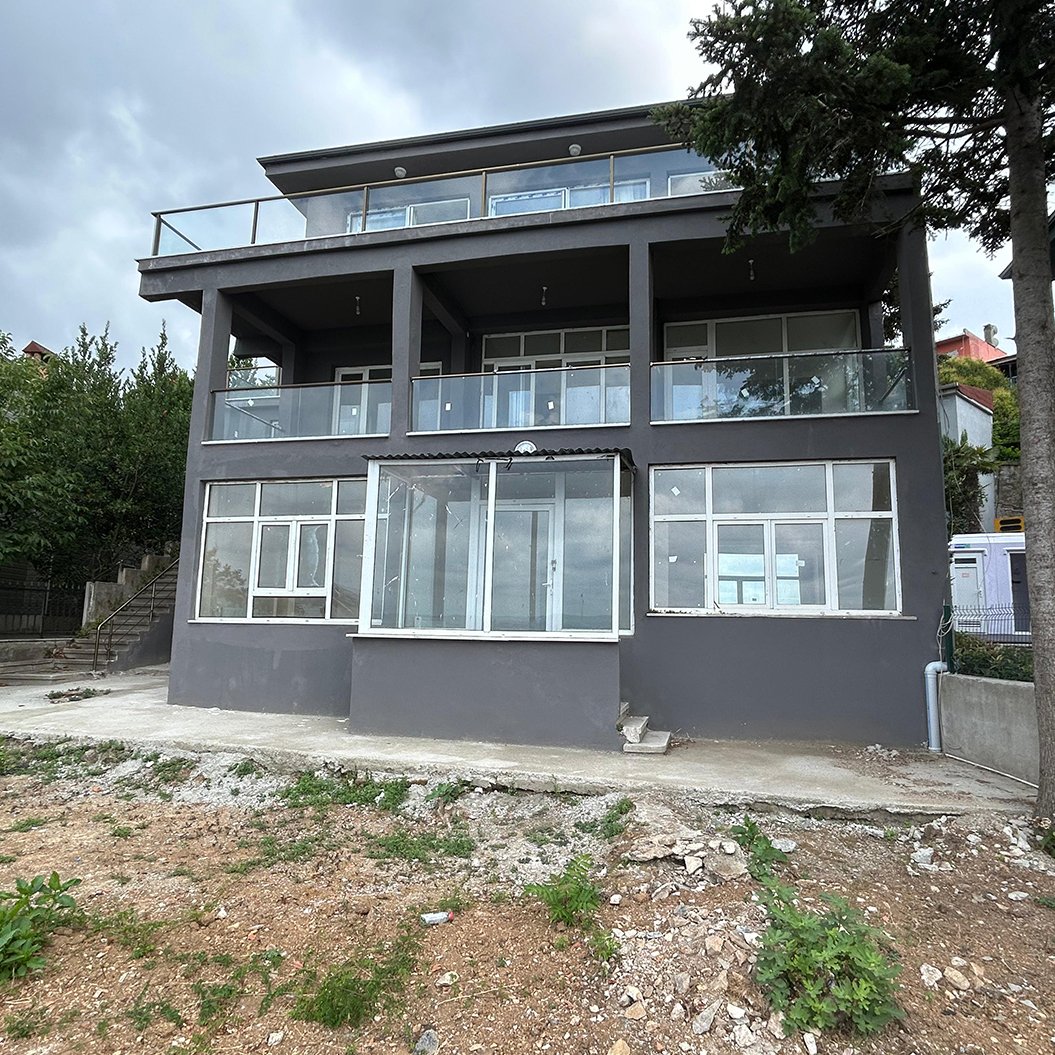 Çubuklu’nun huzurlu atmosferinde, boğazın büyüleyici manzarasına karşı konumlanmış 400 m² kullanım alanına sahip kiralık iş yeri.