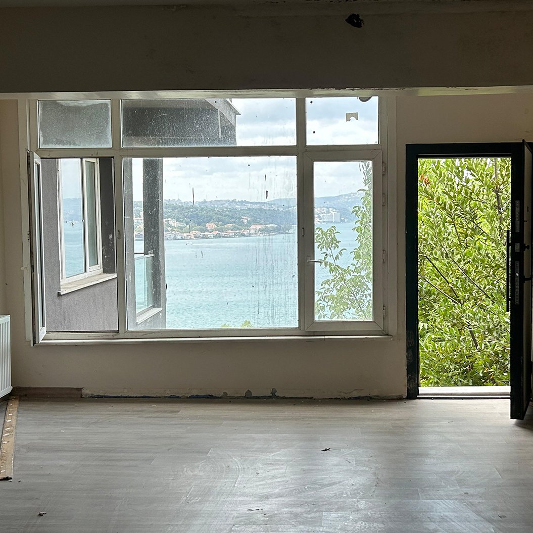 Çubuklu’nun huzurlu atmosferinde, boğazın büyüleyici manzarasına karşı konumlanmış 400 m² kullanım alanına sahip kiralık iş yeri.
