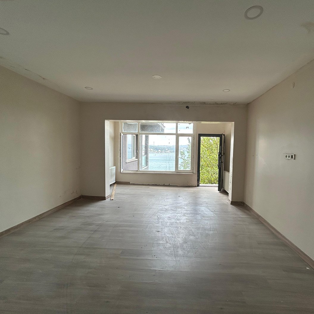 Çubuklu’nun huzurlu atmosferinde, boğazın büyüleyici manzarasına karşı konumlanmış 400 m² kullanım alanına sahip kiralık iş yeri.