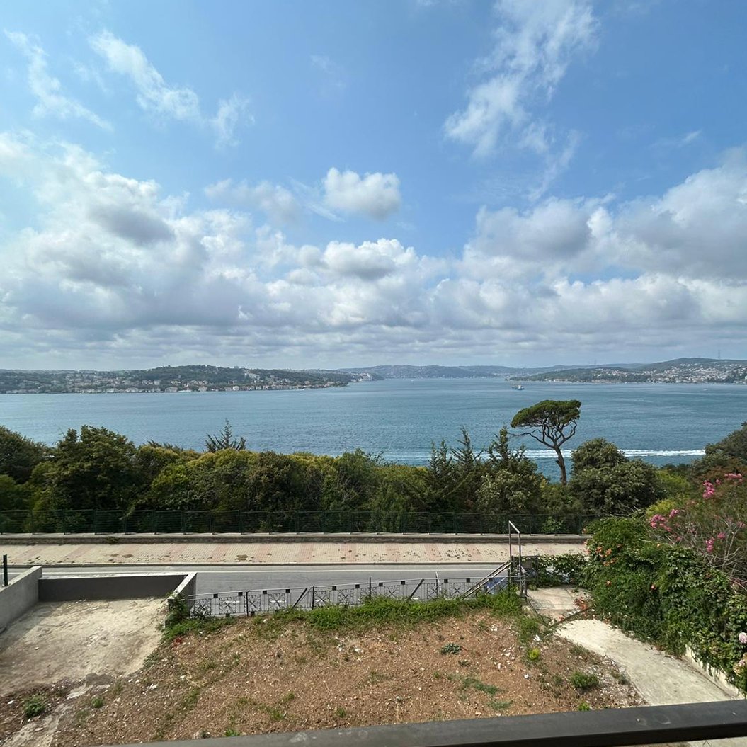 Çubuklu’nun huzurlu atmosferinde, boğazın büyüleyici manzarasına karşı konumlanmış 400 m² kullanım alanına sahip kiralık iş yeri.
