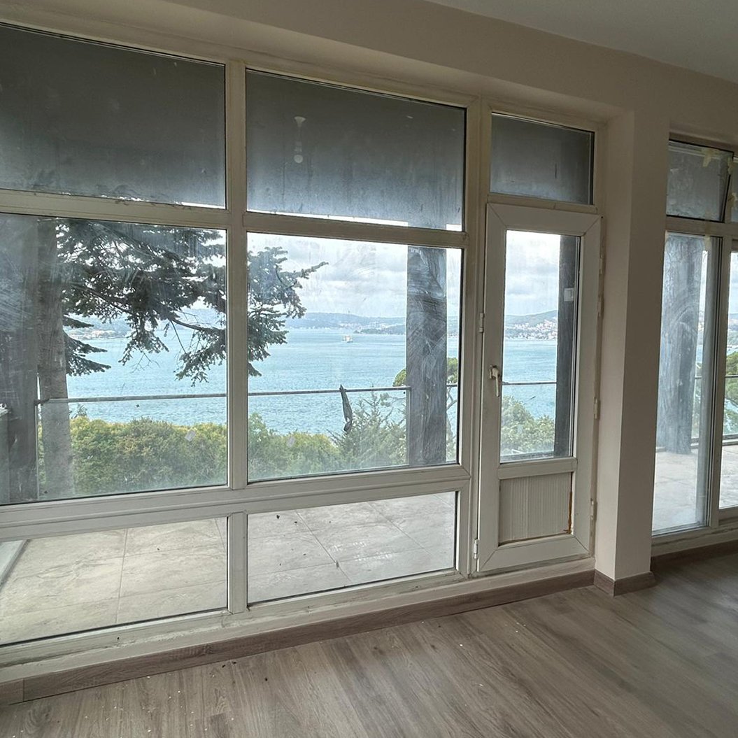 Çubuklu’nun huzurlu atmosferinde, boğazın büyüleyici manzarasına karşı konumlanmış 400 m² kullanım alanına sahip kiralık iş yeri.