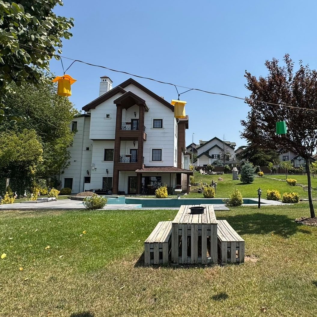 Ankara Çankaya Angora Evleri’nde yer alan; özel havuzu ve bağımsız bahçesiyle yüksek mahremiyet sunan, satılık tam müstakil villa.