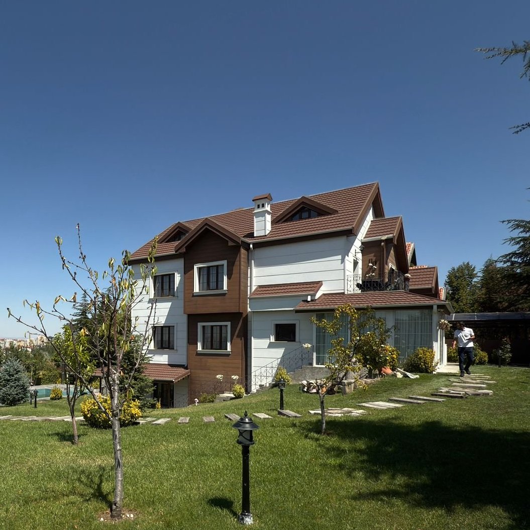 Ankara Çankaya Angora Evleri’nde yer alan; özel havuzu ve bağımsız bahçesiyle yüksek mahremiyet sunan, satılık tam müstakil villa.