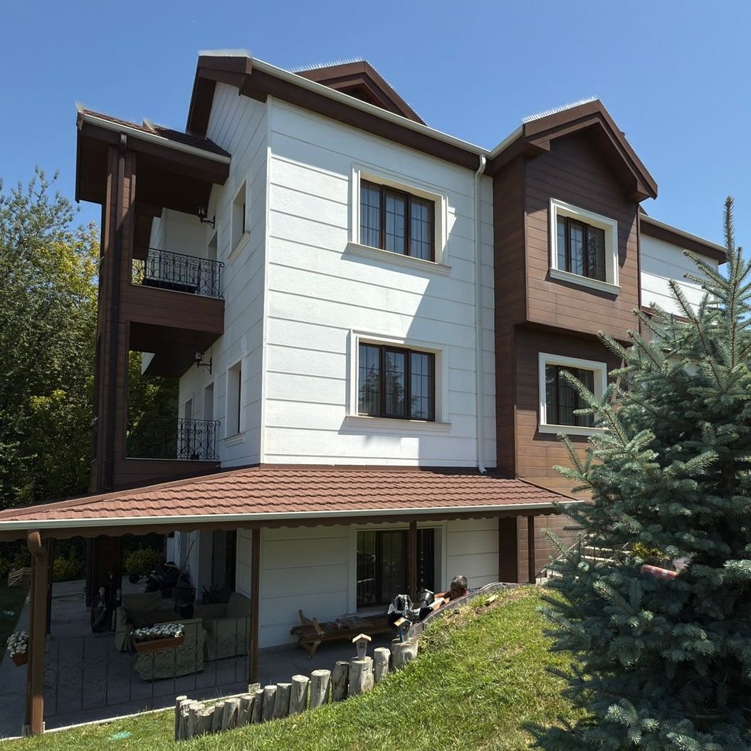 Ankara Çankaya Angora Evleri’nde yer alan; özel havuzu ve bağımsız bahçesiyle yüksek mahremiyet sunan, satılık tam müstakil villa.