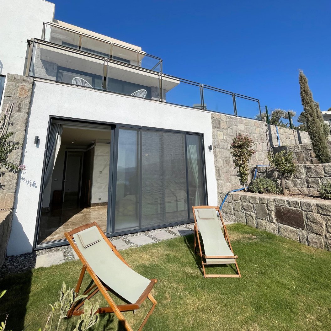 A Life Shaped by Hilton Privilege at the Intersection of Göktürkbükü and Gündoğan