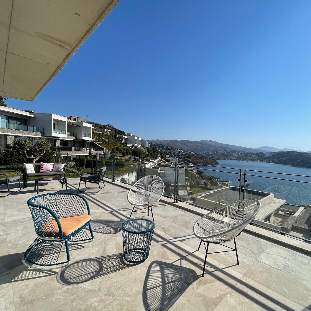 A Life Shaped by Hilton Privilege at the Intersection of Göktürkbükü and Gündoğan