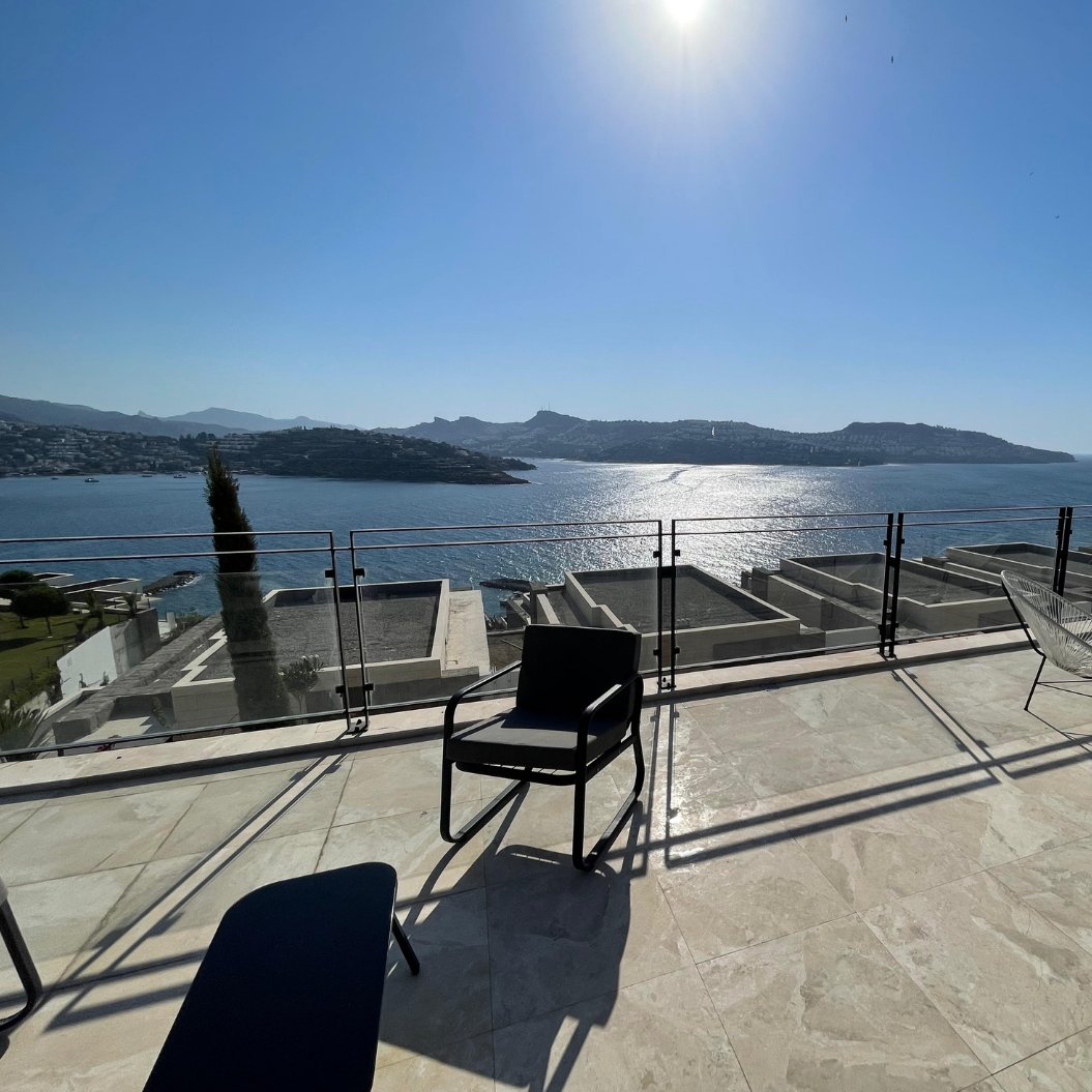 A Life Shaped by Hilton Privilege at the Intersection of Göktürkbükü and Gündoğan