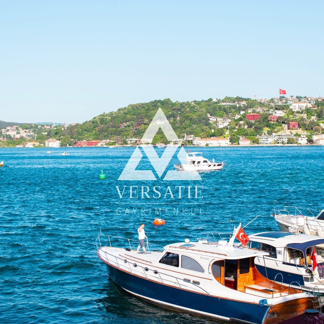 Bebek’in eşsiz boğaz manzarasına sahip, rıhtımlı, denizle iç içe, satılık lüks yalı dairesi. 