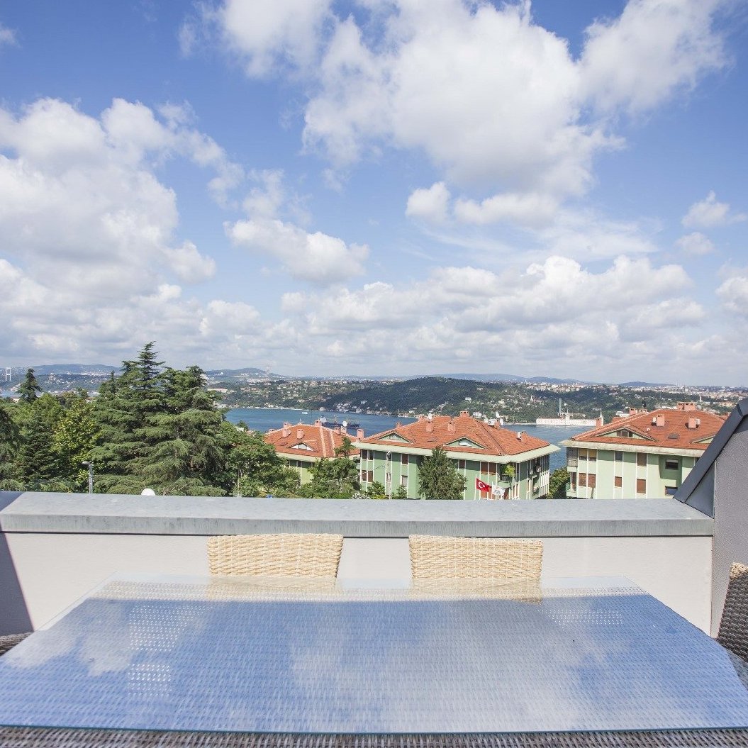 İstanbul'un gözde semtlerinden Ulus'ta, Tepe Konakları'nda eşsiz Boğaz manzarasına sahip, lüks ve şık bir yaşam sunan satılık lüks çatı dubleksi daire. 