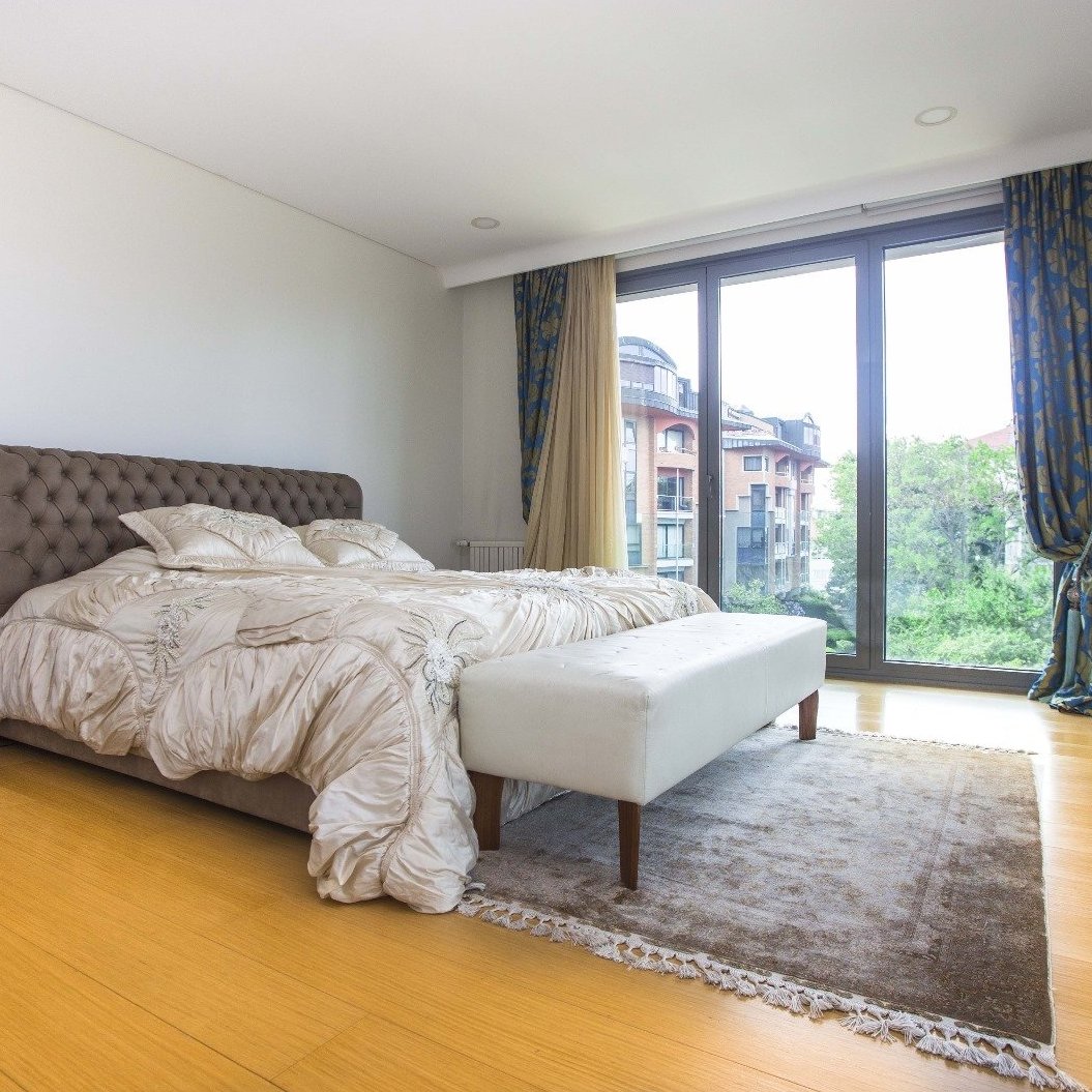 İstanbul'un gözde semtlerinden Ulus'ta, Tepe Konakları'nda eşsiz Boğaz manzarasına sahip, lüks ve şık bir yaşam sunan satılık lüks çatı dubleksi daire. 