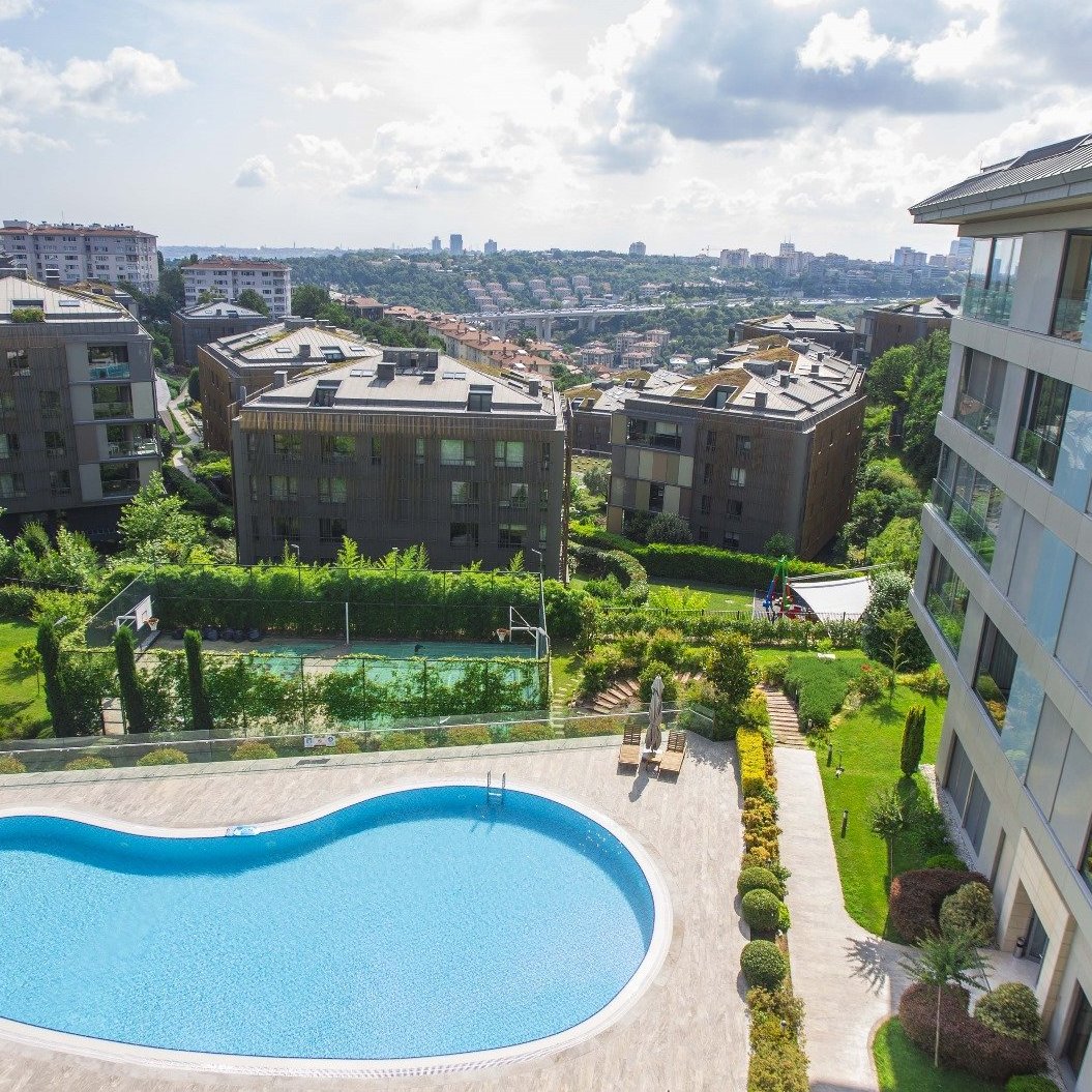 İstanbul'un gözde semtlerinden Ulus'ta, Tepe Konakları'nda eşsiz Boğaz manzarasına sahip, lüks ve şık bir yaşam sunan satılık lüks çatı dubleksi daire. 