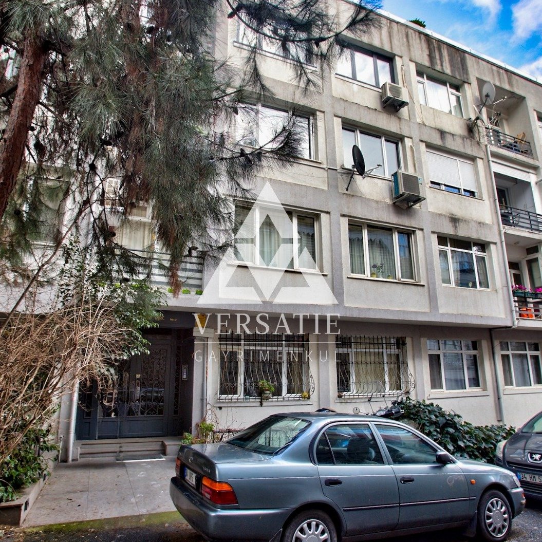 İstanbul’un en nezih semtlerinden Bebek’te, sahile sadece birkaç adım mesafede ve prestiji binada yer alan, muhteşem satılık daire. 
