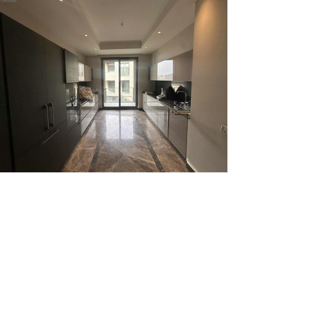 A life nestled in the azure blue of the Bosphorus in Çamlıca, one of Istanbul's iconic hills... Located in the prestigious block of Mesa Çamlıca Evleri, this exclusive 3-bedroom apartment offers both quality and a stunning view