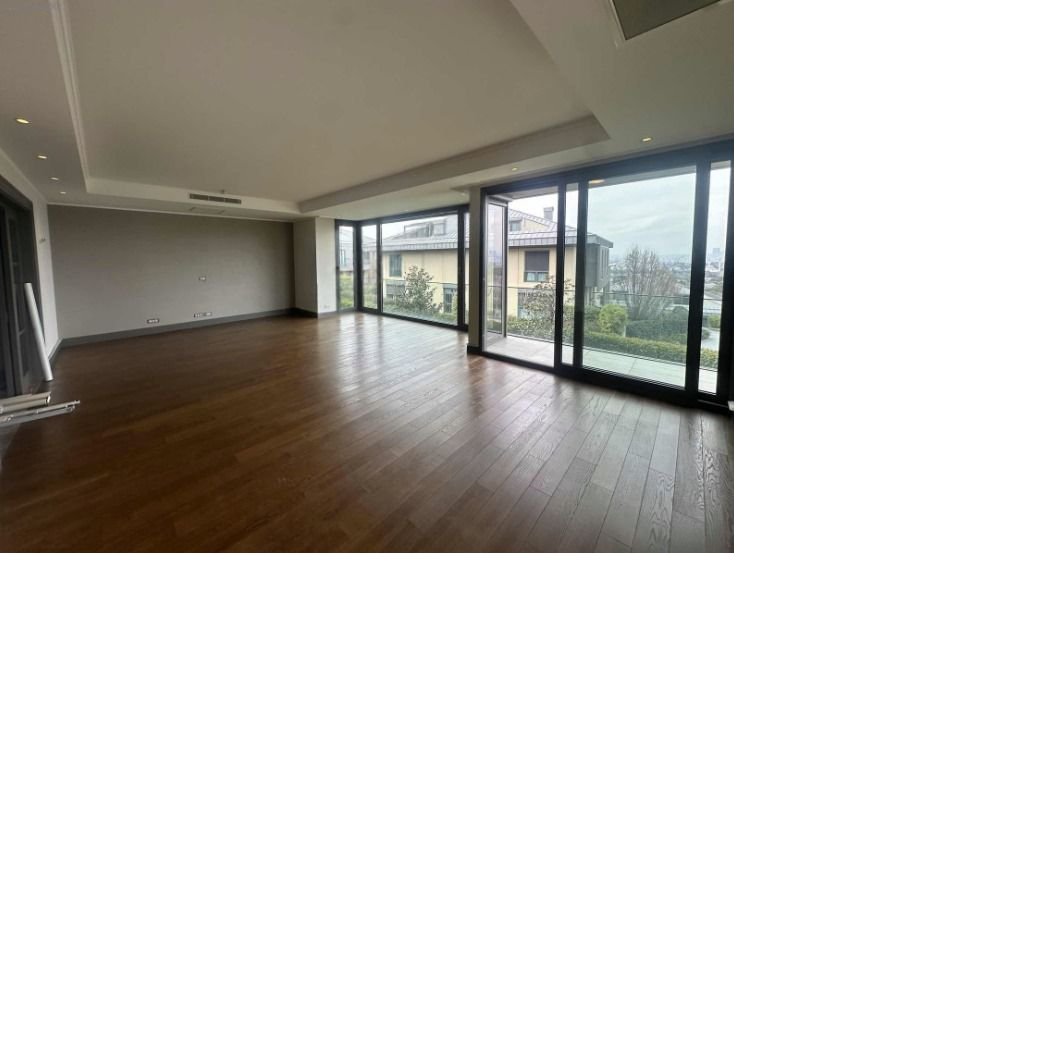 A life nestled in the azure blue of the Bosphorus in Çamlıca, one of Istanbul's iconic hills... Located in the prestigious block of Mesa Çamlıca Evleri, this exclusive 3-bedroom apartment offers both quality and a stunning view