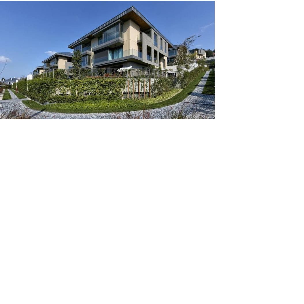 A life nestled in the azure blue of the Bosphorus in Çamlıca, one of Istanbul's iconic hills... Located in the prestigious block of Mesa Çamlıca Evleri, this exclusive 3-bedroom apartment offers both quality and a stunning view