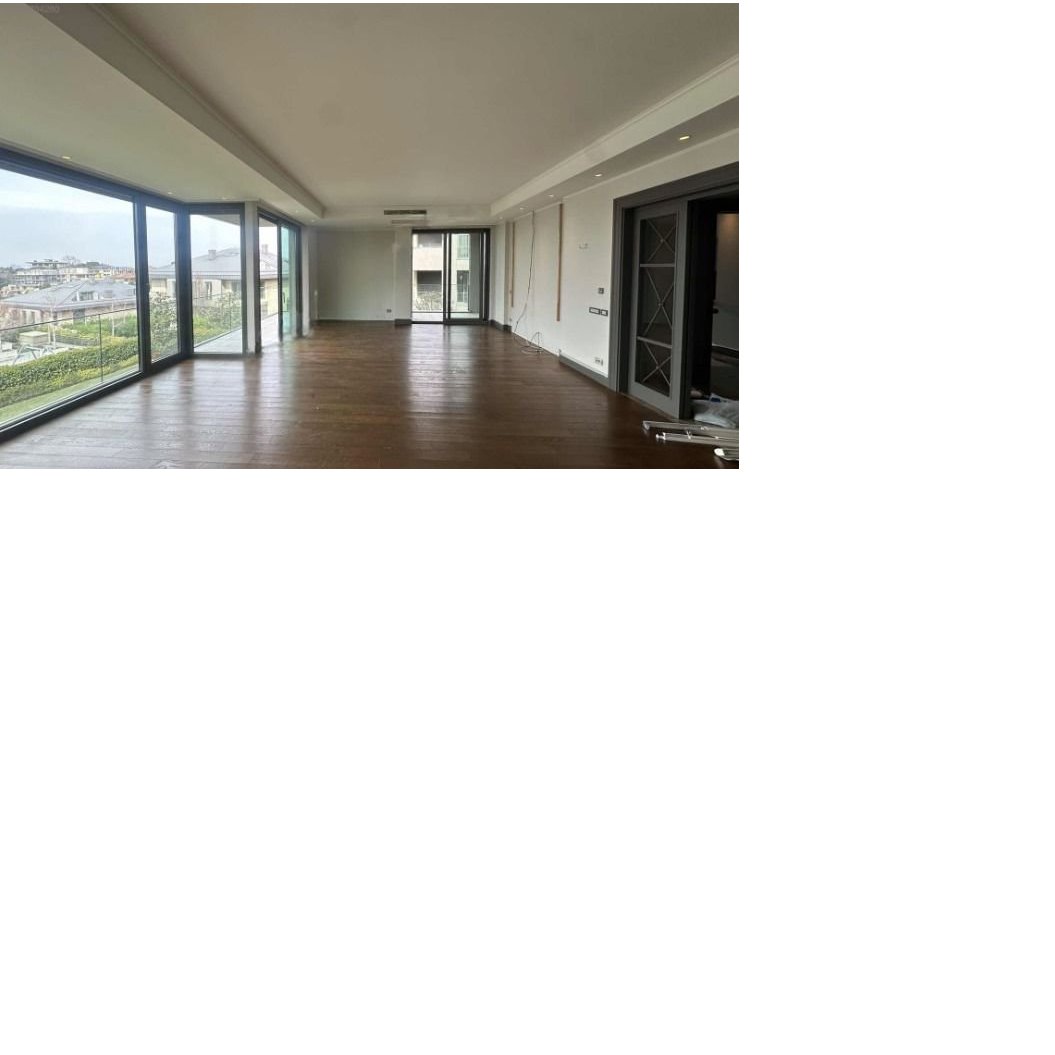 A life nestled in the azure blue of the Bosphorus in Çamlıca, one of Istanbul's iconic hills... Located in the prestigious block of Mesa Çamlıca Evleri, this exclusive 3-bedroom apartment offers both quality and a stunning view