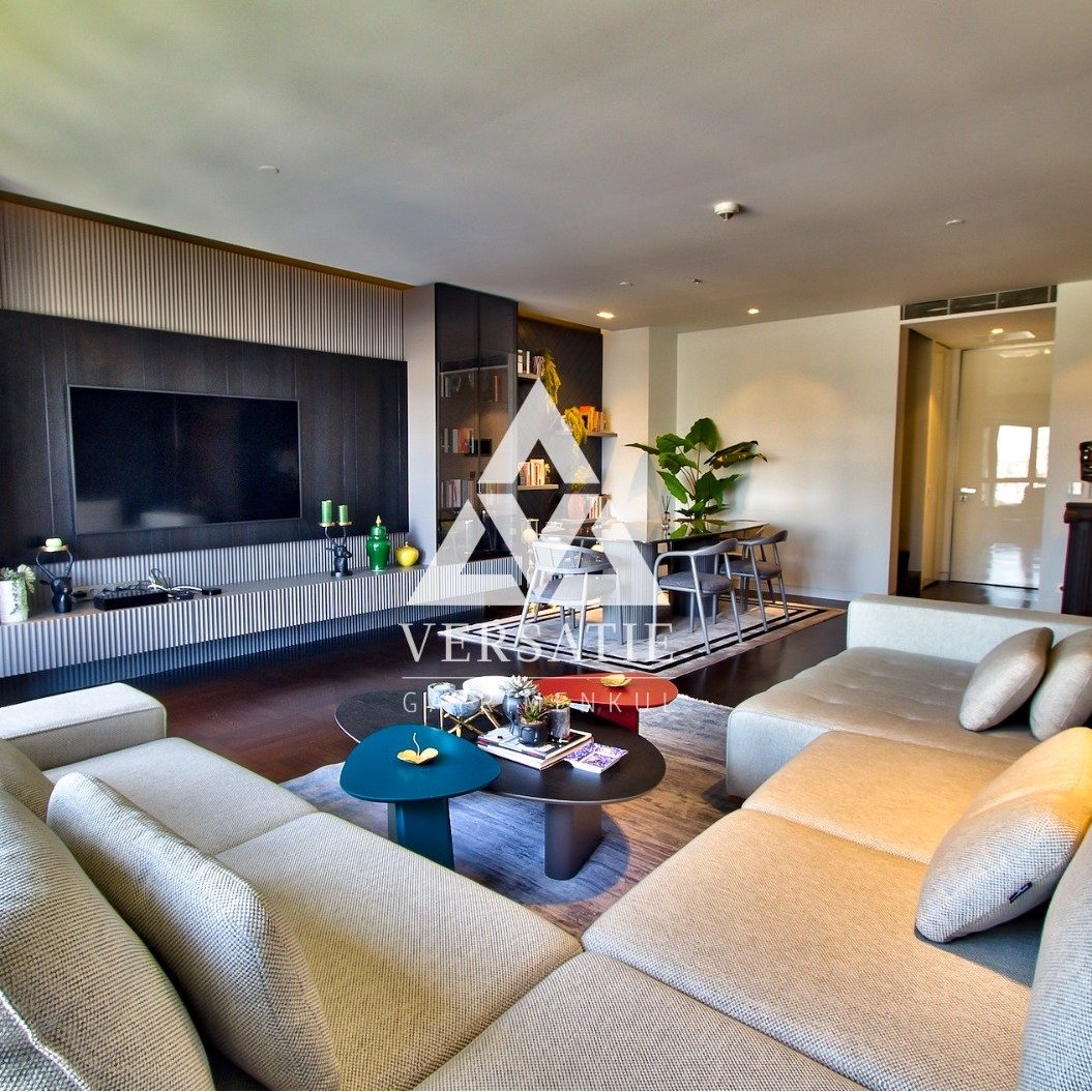 Soyak Soho’nun seçkin yaşam standartlarını yansıtan, geniş ve aydınlık yaşam alanları, zarif iç mimarisi ve keyifli terasıyla fark yaratan, taşınmaya hazır, satılık 3+1 dubleks daire.