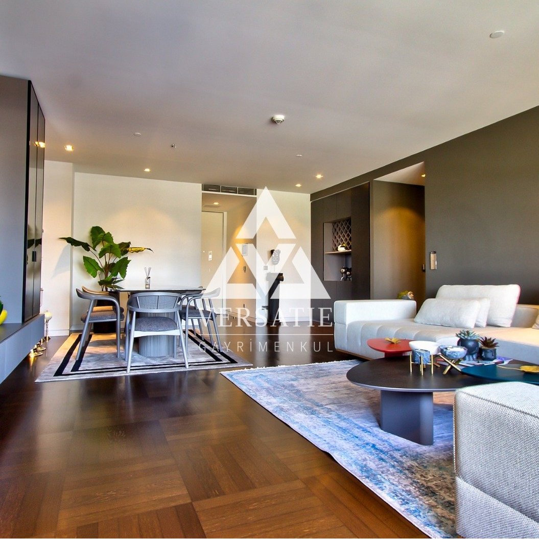 Soyak Soho’nun seçkin yaşam standartlarını yansıtan, geniş ve aydınlık yaşam alanları, zarif iç mimarisi ve keyifli terasıyla fark yaratan, taşınmaya hazır, satılık 3+1 dubleks daire.