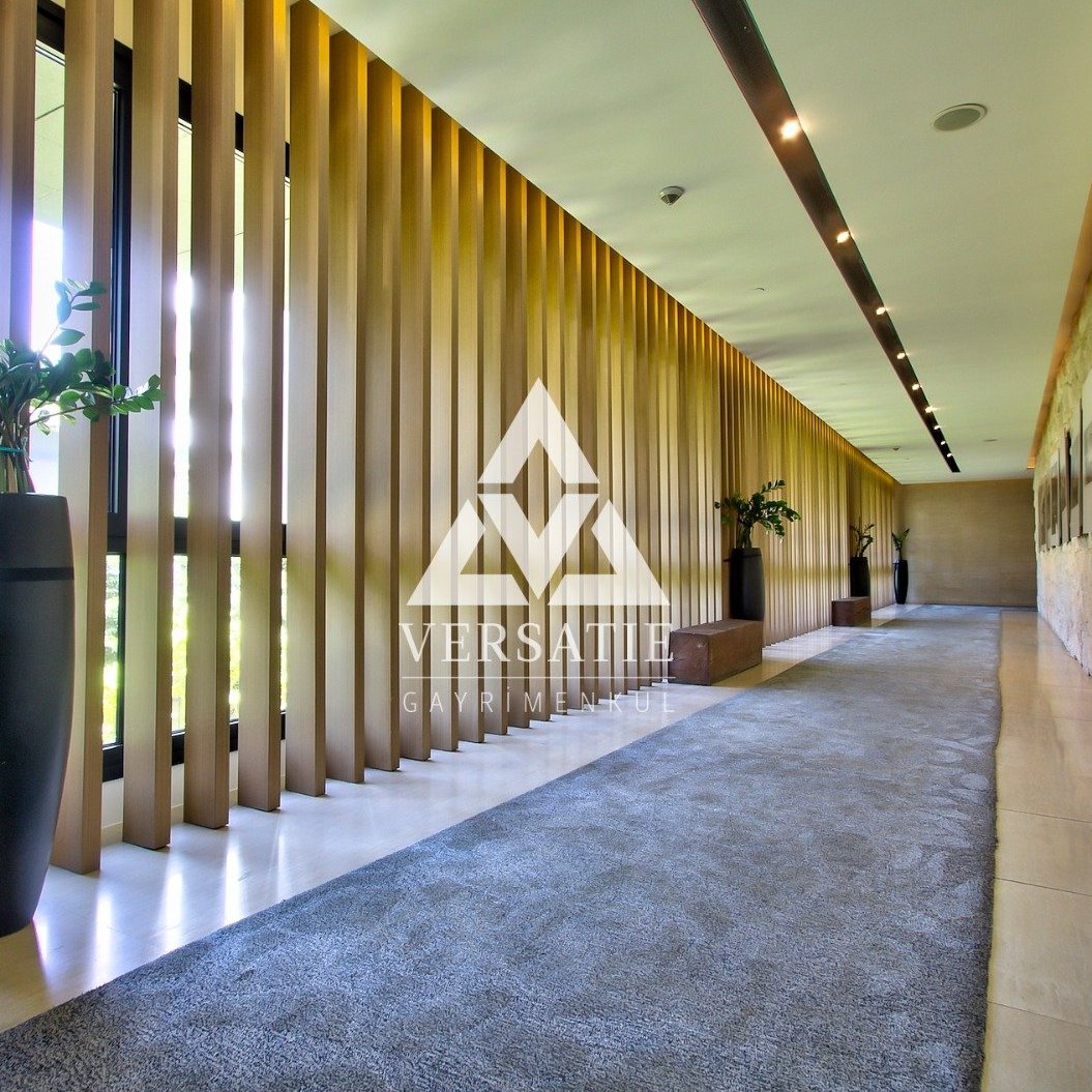 Soyak Soho’nun seçkin yaşam standartlarını yansıtan, geniş ve aydınlık yaşam alanları, zarif iç mimarisi ve keyifli terasıyla fark yaratan, taşınmaya hazır, satılık 3+1 dubleks daire.