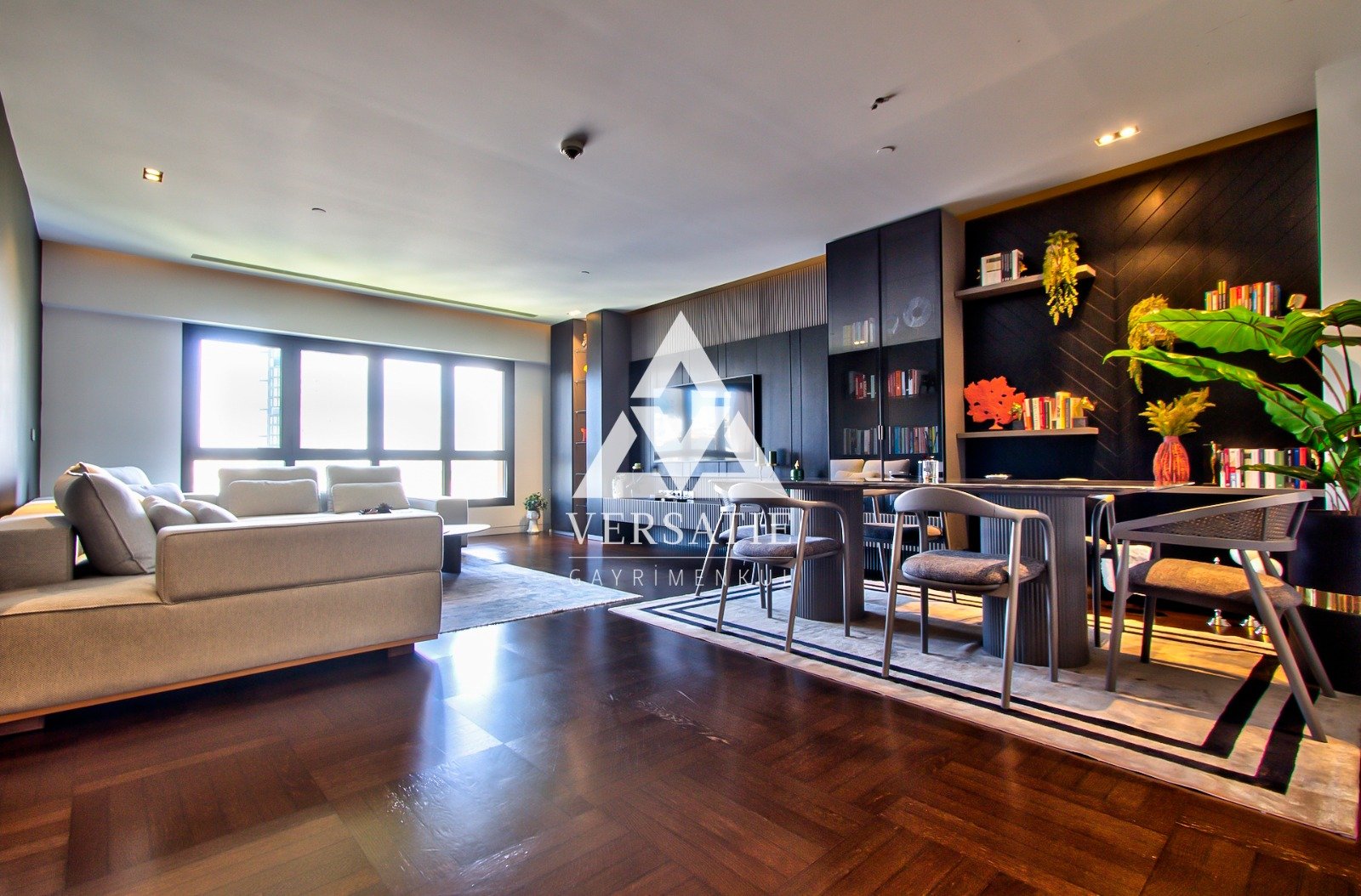 Soyak Soho’nun seçkin yaşam standartlarını yansıtan, geniş ve aydınlık yaşam alanları, zarif iç mimarisi ve keyifli terasıyla fark yaratan, taşınmaya hazır, satılık 3+1 dubleks daire.