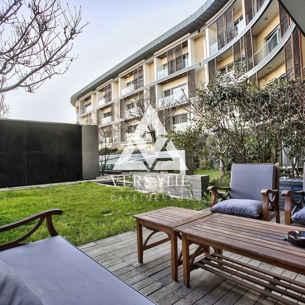 In the Hillpark site located in İstinye, one of the most peaceful districts of Istanbul; Spacious, magnificent, luxury flat for sale with garden use, outdoor swimming pool.