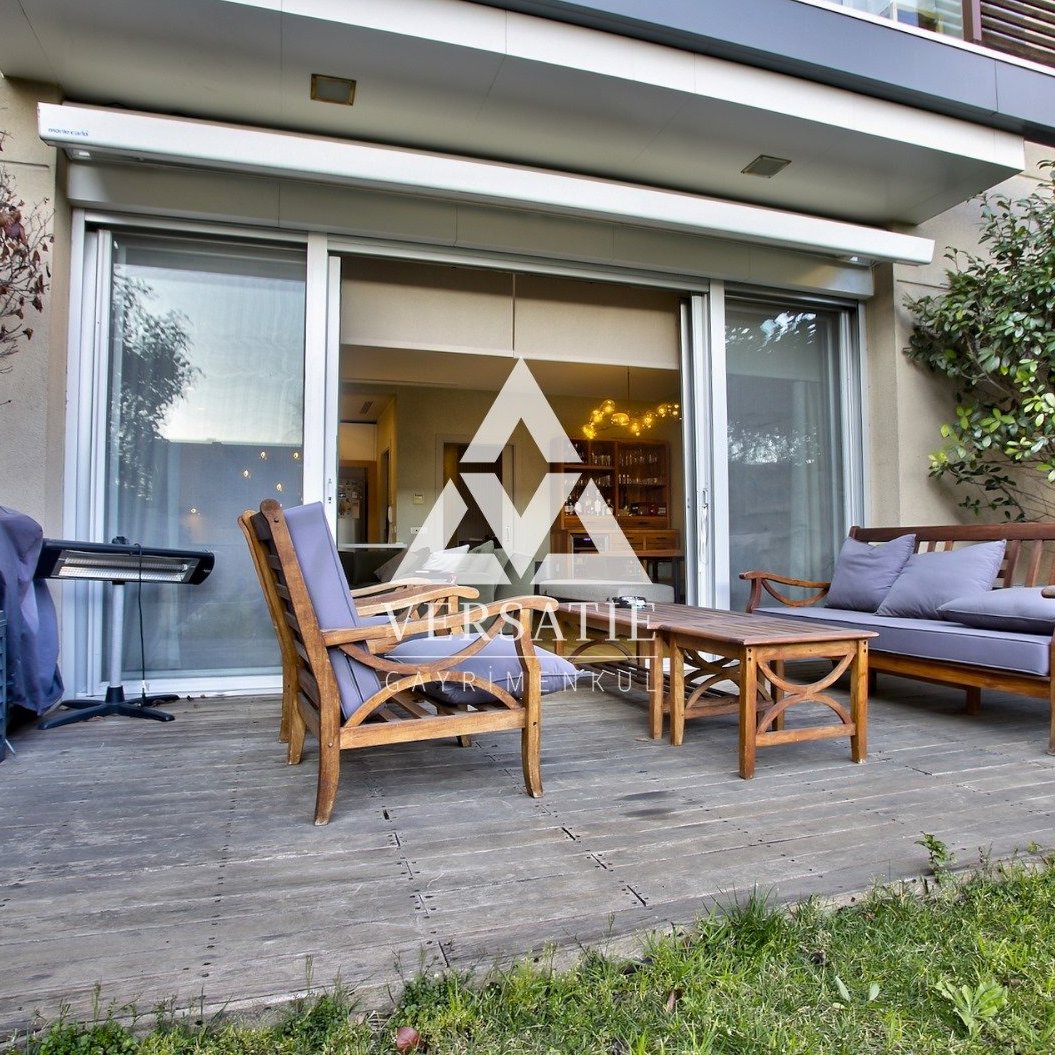 In the Hillpark site located in İstinye, one of the most peaceful districts of Istanbul; Spacious, magnificent, luxury flat for sale with garden use, outdoor swimming pool.