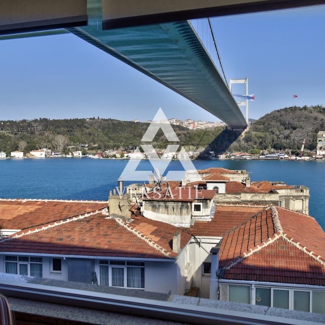 İstanbul’un en nadide semtlerinden biri olan Rumelihisarı’nda, Boğaz’ın eşsiz maviliğine karşı uyanma ayrıcalığına sahip olabileceğiniz, tamamen Boğaz’a hakim panoramik manzarası ile öne çıkan benzersiz satılık yalı dairesi. 