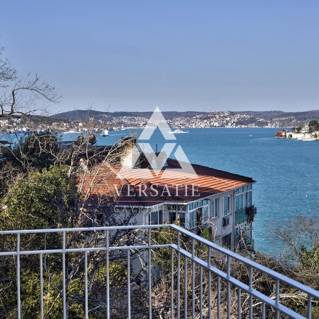 İstanbul’un en nadide semtlerinden biri olan Rumelihisarı’nda, Boğaz’ın eşsiz maviliğine karşı uyanma ayrıcalığına sahip olabileceğiniz, tamamen Boğaz’a hakim panoramik manzarası ile öne çıkan benzersiz satılık yalı dairesi. 