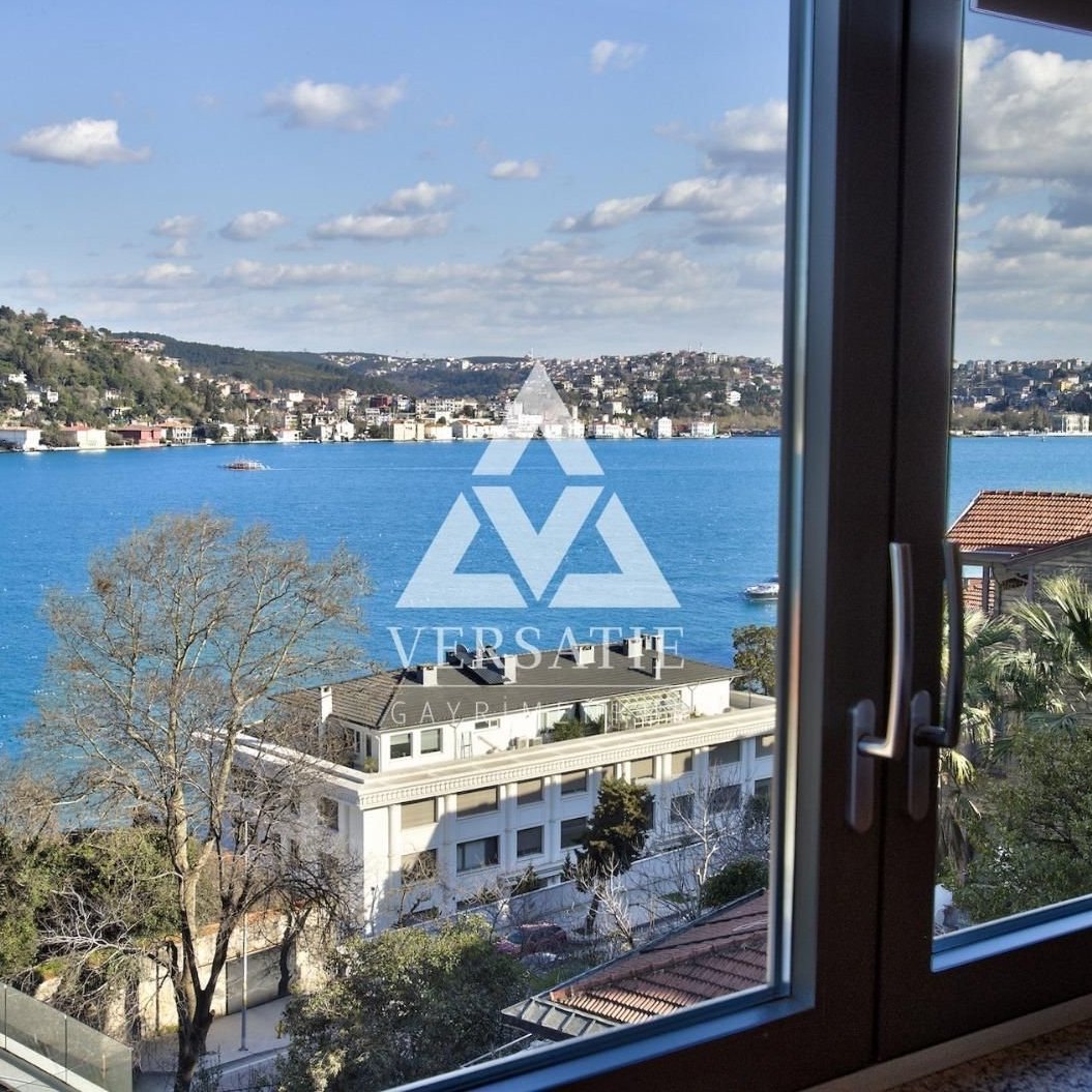 İstanbul’un en nadide semtlerinden biri olan Rumelihisarı’nda, Boğaz’ın eşsiz maviliğine karşı uyanma ayrıcalığına sahip olabileceğiniz, tamamen Boğaz’a hakim panoramik manzarası ile öne çıkan benzersiz satılık yalı dairesi. 