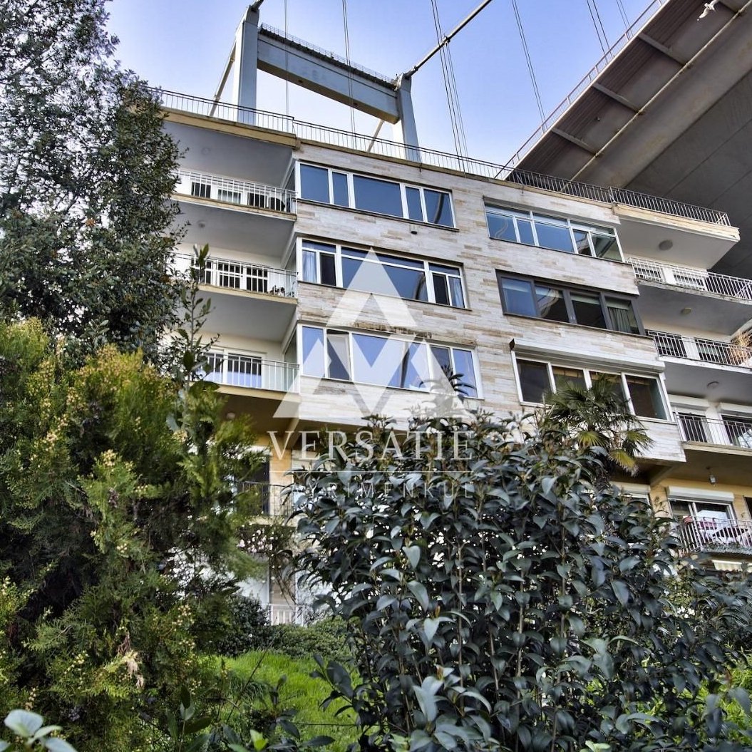 İstanbul’un en nadide semtlerinden biri olan Rumelihisarı’nda, Boğaz’ın eşsiz maviliğine karşı uyanma ayrıcalığına sahip olabileceğiniz, tamamen Boğaz’a hakim panoramik manzarası ile öne çıkan benzersiz satılık yalı dairesi. 