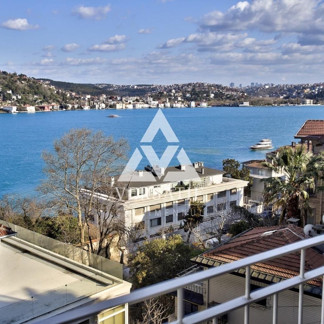 İstanbul’un en nadide semtlerinden biri olan Rumelihisarı’nda, Boğaz’ın eşsiz maviliğine karşı uyanma ayrıcalığına sahip olabileceğiniz, tamamen Boğaz’a hakim panoramik manzarası ile öne çıkan benzersiz satılık yalı dairesi. 